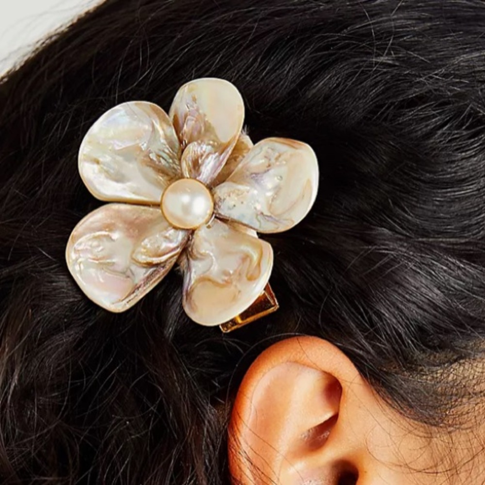Beautiful shell flower hair clip